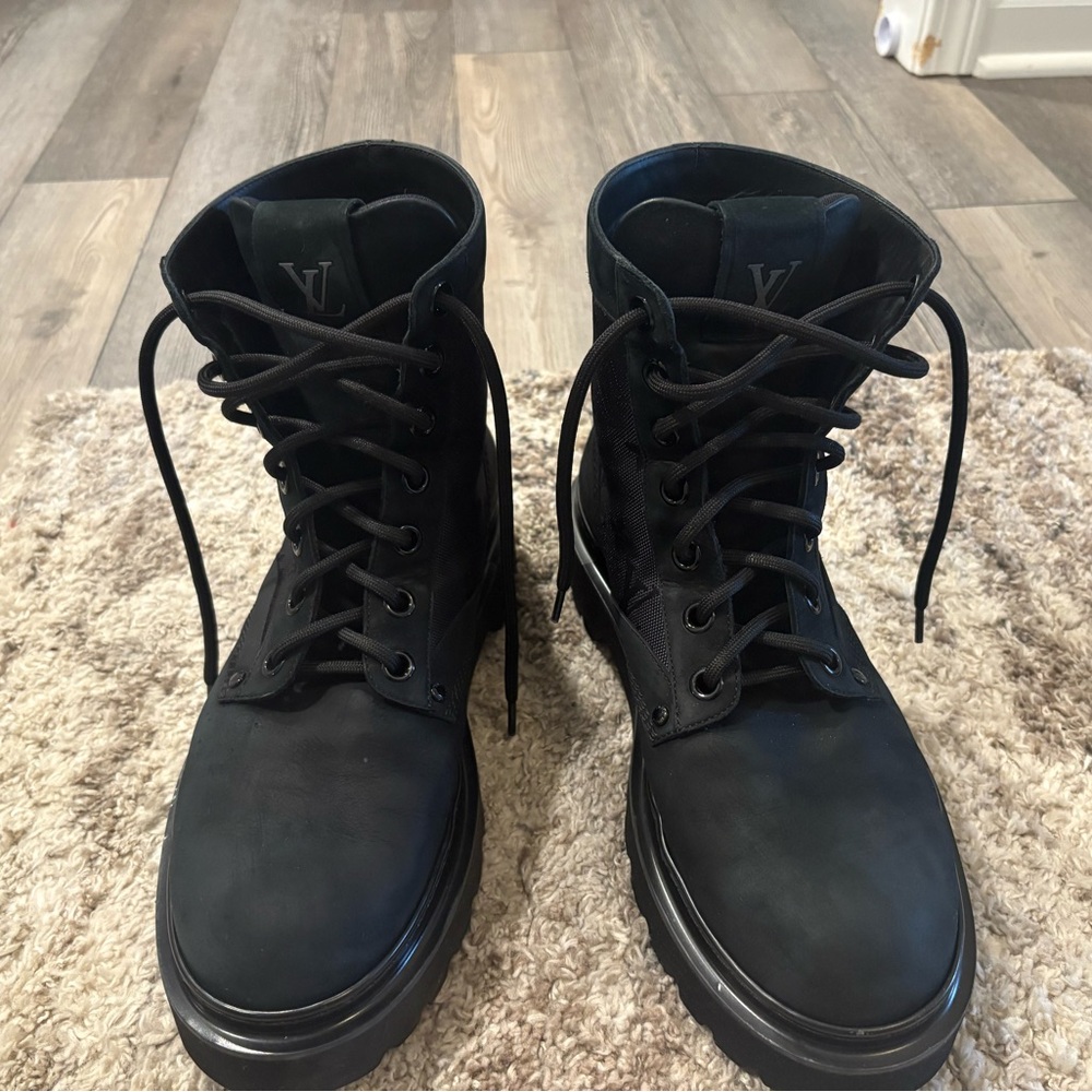 LV size 10 men's leather boot. Incredibly warm and heavy duty!